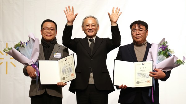 유인촌 문화체육관광부 장관이 3일 오후 서울 서대문구 스위스그랜드호텔에서 ‘제5회 한국수어의 날’ 기념식에서 한국수어발전 유공자들에게 장관 표창을 수여한 뒤 기념촬영을 하고 있다. ⓒ문화체육관광부 제공