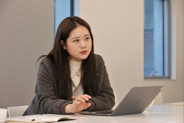 박지현 전 위원장은 “이 여성들이 앞으로의 새로운 정치를 만들어갈 핵심 동력이라고 본다. 정치인들은 10~30대 여성들이 원하는 것이 무엇이고, 이들의 의견을 어떻게 잘 대변할 수 있을지 고민해야 한다. 이들의 요구를 받아들여서 과거를 넘어 새로운 미래로 갈 수 있는 정치 모델을 만들어야 한다“고 했다. ⓒ여성신문