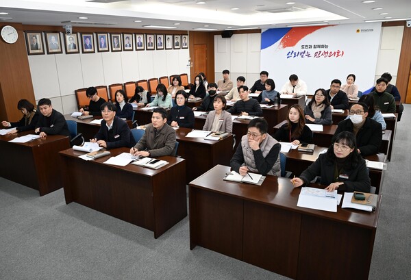 경상남도의회는 5일 의회사무처 예산분석관 등 직원들을 대상으로 ‘2025년 의안 비용추계 직무역량 강화 교육’을 진행했다. 이날 교육 모습 ⓒ경상남도의회