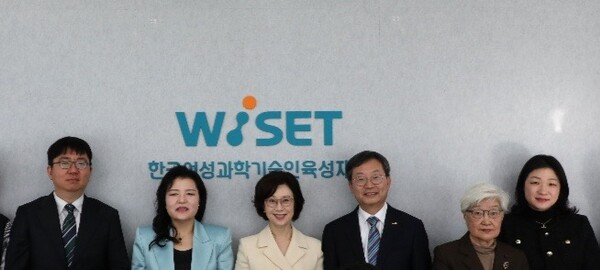 (왼쪽부터) 강윤철 WISET 차세대 위원장(이화여대 경영학부 교수), 권오남 한국여성과학기술단체총연합회 회장, 문애리 WISET 이사장, 정진택 WISET 정책자문위원장(고려대 기계공학과 교수), 이혜숙 한국과학기술젠더혁신센터 소장, 전상미 대한여성과학기술인회 부회장이 지난 5일 서울시 강남구 WISET 회의실에서 열린 언론 간담회 후 기념촬영을 하고 있다. ⓒWISET 제공