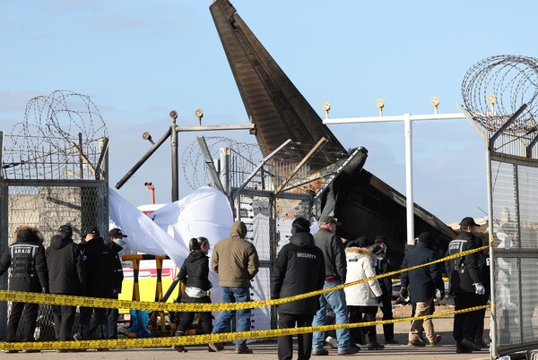 지난달 31일 오후 전남 무안군 무안국제공항 제주항공 여객기 참사 현장에서 미국 국가교통안전위원회(NTSB) 관계자들을 비롯한 한미합동조사단이 현장 조사를 하고 있다. ⓒ연합뉴스