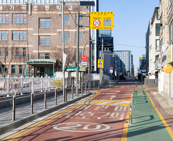 서울 강서구가 국토교통부가 발표한 ‘2024 교통문화지수 실태조사 평가’에서 전국 지자체 중 가장 괄목한 성장을 보인 우수 지자체로 선정됐다. 마곡동 서울가곡초등학교 앞 어린이보호구역 ⓒ강서구