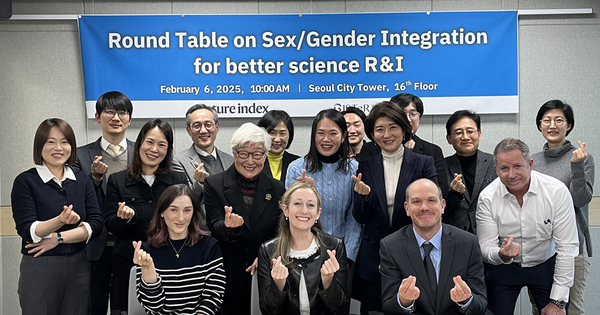 이혜숙 한국과학기술젠더혁신센터 소장, 사이먼 베이커 네이처인덱스 편집장 등 참석자들이 지난 6일 서울 중구 서울시티타워빌딩에서 라운드테이블 미팅 후 기념촬영을 하고 있다. ⓒ한국과학기술젠더혁신센터 제공