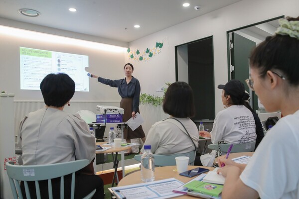 성동청소년성상담센터 ‘마음 봄’에서 교육을 진행하는 모습ⓒ성동구