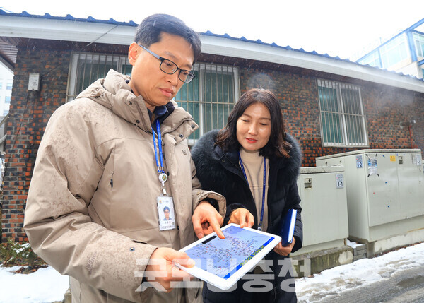대전 유성구 공무원이 온라인 복지 지도인 유성복지핸디맵을 구현해 보고 있다. ⓒ유성구