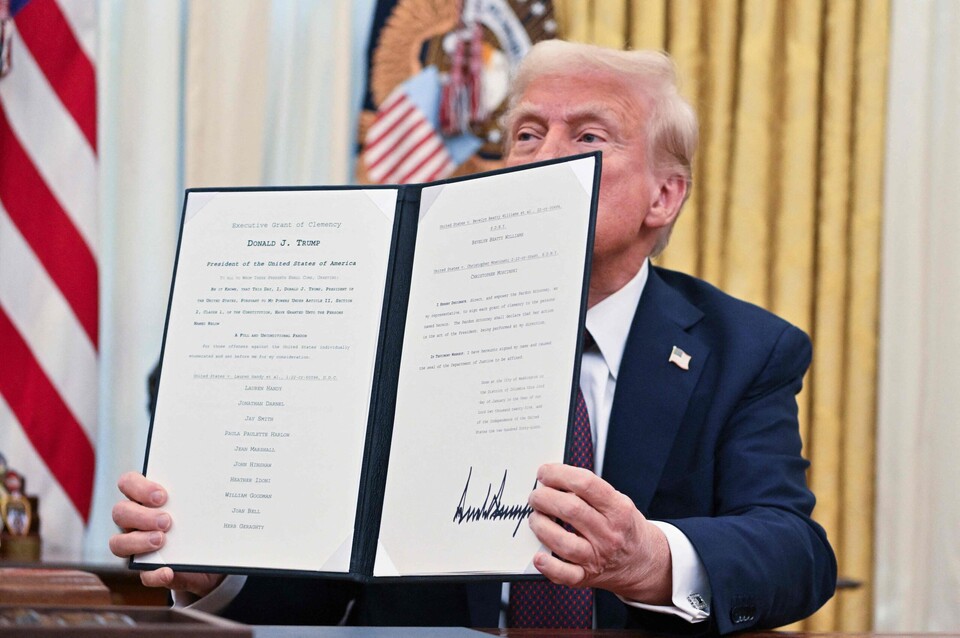 도널드 트럼프 미국 대통령이 23일(현지시간) 미 워싱턴 DC 백악관 집무실에서 임신중지 반대 시위자들을 사면하는 내용의 행정명령에 서명하고 있다. ⓒAP 연합뉴스