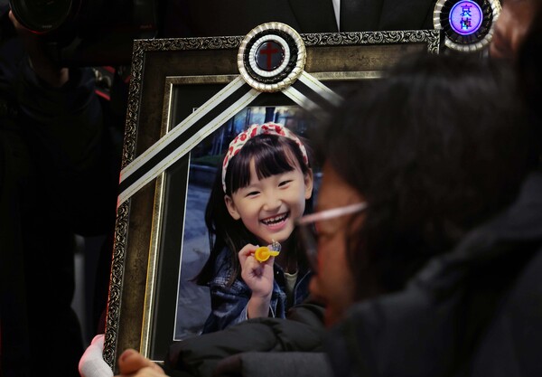 학교에서 교사에게 살해된 8살 김하늘 양이 14일 영면에 들어갔다. 하늘이 영정 사진을 앞세운 유가족들이 빈소를 나서고 있다. ⓒ연합뉴스