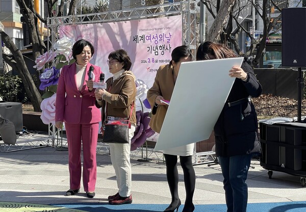 지난해 3. 8 세계 여성의 날 행사에 신계용 시장이 함께 한 모습 ⓒ과천시