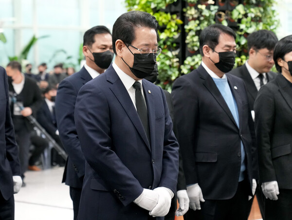 179명의 소중한 목숨을 앗아간 제주항공 여객기 참사 발생 49일째인 15일 희생자들을 기리는 49재 합동위령제가 전남 전남 무안국제공항 분향소에서 거행됐다. 전남도