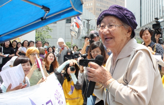 2016년 6월 8일 길원옥 할머니가 서울 종로구 중학동 옛 주한 일본대사관 앞에서 열린 '제1234차 정기 수요시위'에서 발언하는 모습. ⓒ여성신문