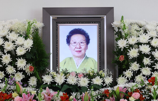 일본군 위안부 피해자인 길원옥 할머니가 지난 16일 오후 향년 97세 일기로 별세했다. 17일 인천 연수구 인천적십자병원 장례식장에 일본군 위안부 피해자인 길원옥 할머니 빈소가 마련돼 있다. ⓒ연합뉴스