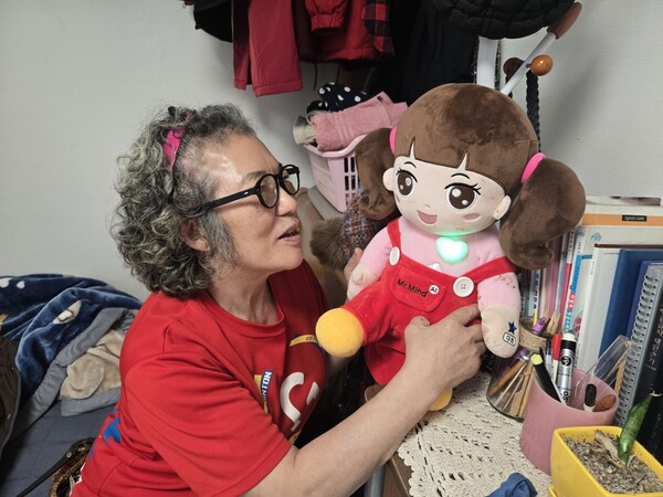 서울 강남구가 운영하는 AI 돌봄 기기 초롱이과 이야기하는 어르신 ⓒ강남구