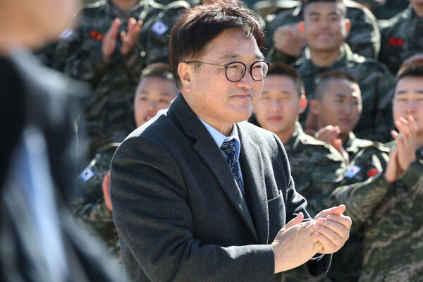 우원식 국회의장이 19일 경북 포항시 해병대 제1사단 본부에 방문해 장병들을 격려하고 있다.  ⓒ연합뉴스