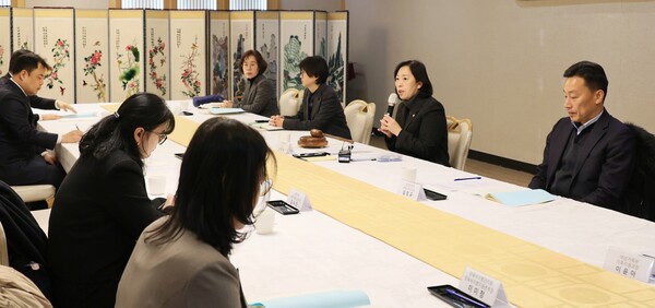 신영숙 여성가족부 차관이 21일 오전 정부서울청사에서 열린 제40회 양육비이행심의위원회에 참석해 올해 7월 도입될 양육비 선지급제 운영방안에 대해 논의하는 시간을 가졌다. ⓒ여성가족부