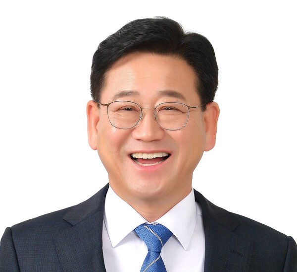 김정호 의원(더불어민주당, 경남 김해시을)이 대표 발의한 ‘재생에너지고속도로’ 2법(전력망특별법, 해상풍력특별법)이 19일 국회 산업통상자원중소벤처기업위원회에서 위원회 대안으로 통과됐다. ⓒ김정호 의원실