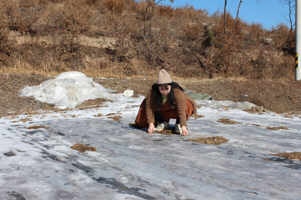 500평의 밭에 양파를 재배한다는 김 대표. 눈덮인 비닐을 들추며 친환경 비료를 쓴다고 설명했다. 계분은 고열에 탄화 과정을 거치면 토양개량제와 완효성 비료 효과를 가진 친환경 탄소 소재인 바이오차로 전환된다. 바이오앤씨(주)의 원재료를 김 대표의 농장에서 만들어 주로 사용한다고 말했다. ⓒ권기동 기자