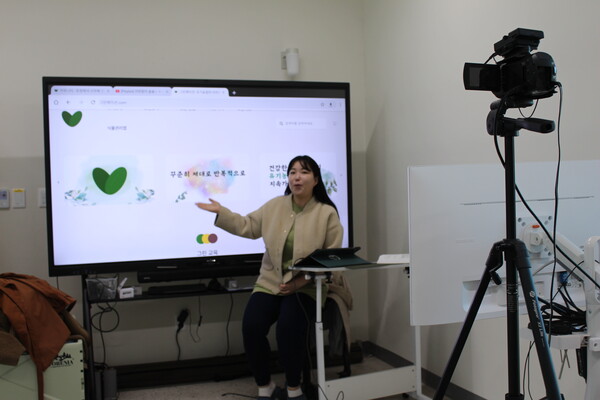 김수정 대표는 농업, 유기농업, 종자, 스마트팜 기초 교육 전문가로 활동 중이다. 사진은 사무실에서 온라인 수업을 하는 모습. ⓒ권기동 기자