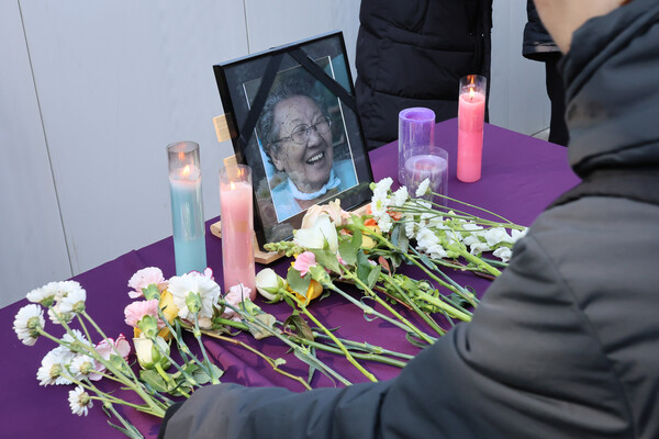 2월 19일 서울 종로구 주한일본대사관 인근에서 열린 제1688차 일본군성노예제 문제해결을 위한 정기 수요시위에서 시민들이 길원옥 할머니 영정에 헌화하고 있다.  ⓒ연합뉴스