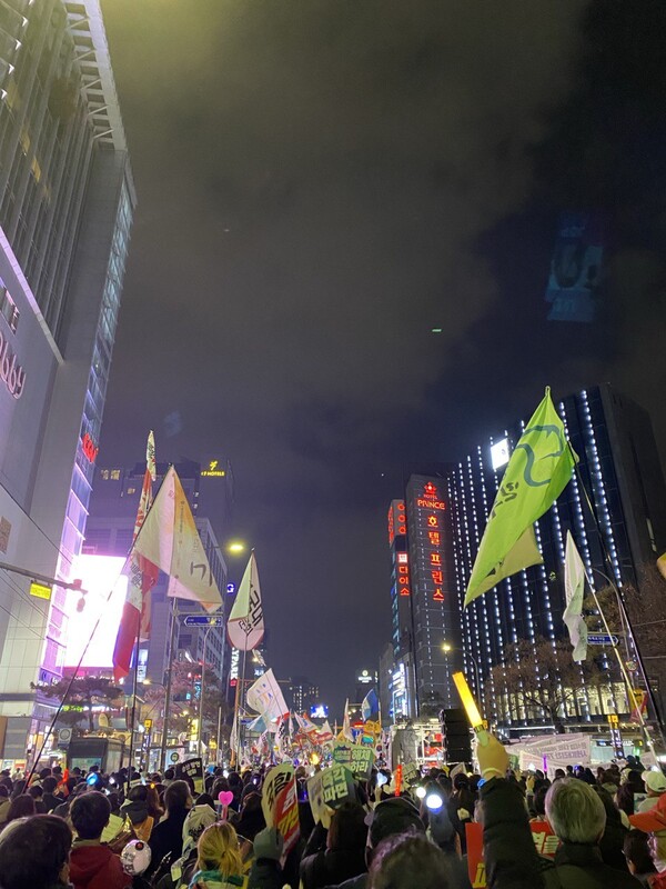 ‘윤석열 즉각 퇴진 사회대개혁! 11차 범시민대행진’에 참가한 시민들이 지난 15일 행진을 마치고 서울 중구 세종호텔 앞에서 열린 세종호텔 투쟁승리 목요문화제 현장에 모였다. ⓒ정보라 작가 제공
