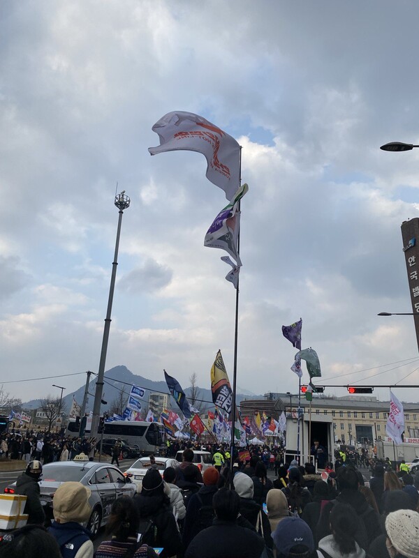 지난 15일 ‘윤석열 즉각 퇴진 사회대개혁! 11차 범시민대행진’을 앞두고 차별금지법제정연대가 주관하고 민주주의 구하는 페미-퀴어 네트워크가 공동주최한 사전 집회가 서울 보신각 일대에서 열렸다. 참가자들이 사전집회 후 광화문으로 행진하고 있다. ⓒ정보라 작가 제공