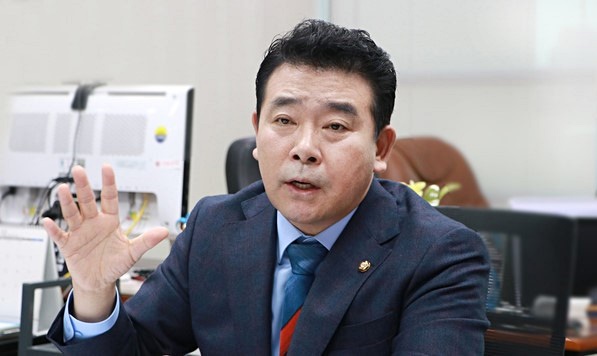 박정 의원(더불어민주당, 경기 파주시을)은 배출권 거래 시장의 건전한 운영과 관리·감독 강화를 골자로 한 「온실가스 배출권의 할당 및 거래에 관한 법률」 일부개정안을 대표 발의했다. ⓒ박정 의원실