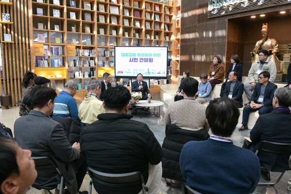 최민호 세종시장을 비롯해 운수사 대표, 이응패스 체험단, 사회단체 관계자 등 20여 명이 참석한 가운데 대중교통 활성화를 위한 간담회가 진행되고 있다. ⓒ세종시