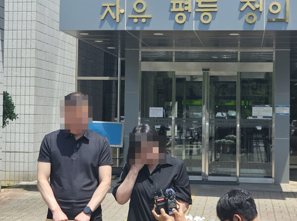 경남 거제시 한 원룸에서 전 남자친구에게 폭행당해 숨진 피해자의 부모가 5월 20일 오후 경남 통영시 창원지법 통영지원 앞에서 재판부에 피의자의 구속을 요구하는 회견을 하고 있다. ⓒ연합뉴스