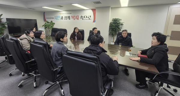 지난 24일 김영옥 보건복지위원회 위원장이 서울시의회에서 지역아동센터 자치구 대표자 협의회 임원진과 간담회를 개최하고 있는 모습 ⓒ서울시의회