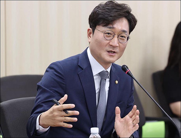 장철민 의원)이 모든 유권자에게 연간 5만원의 정치후원권(바우처)을 지급하는 내용을 담은 ‘평등한 정치기부법’(정치자금법 일부개정법률안)을 대표 발의했다. ⓒ장철민 의원실