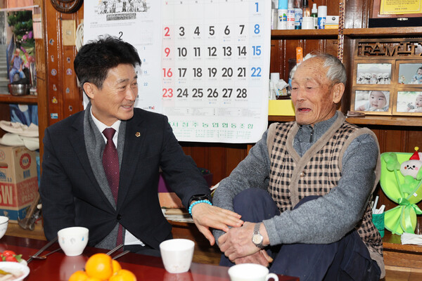 이양섭 충북도의회 의장은 지난 27일 독립유공자 정상복 선생의 후손을 방문했다. ⓒ충북도의회