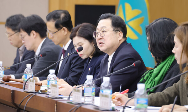 이장우 대전시장(오른쪽에서 세번째)이 2025년 제1회 양성평등위원회 회의를 주재하고 있다. ⓒ대전시
