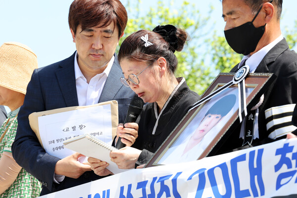 2024년 8월19일 오전 광주지방고용노동청 앞에서 열린 광주·전남 노동 안전보건 지킴이의 폭염 중대재해 방지책 촉구 기자회견에서 폭염에 쓰러져 숨진 20대 노동자의 유족이 오열하고 있다. 사진은 기사와 직접적 연관이 없음. ⓒ연합뉴스