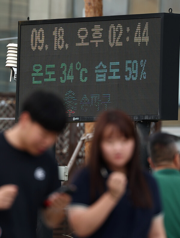 서울에 사상 첫 9월 폭염경보가 내려진 2024년 9월18일 오후 서울 송파구 잠실 네거리. ⓒ연합뉴스