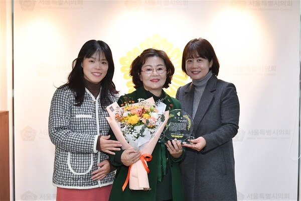 왕정순 의원이 5분발언을 통해 주거복지센터의 직영 전환에 반대하며, 민간위탁 지속을 주장한 결과 서울시가 민간위탁을 지속하게 됐다. 그 공로로 주거복지센터에서 감사패를 받고 기념촬영을 하고 있는 장면. =사진 본인 제공