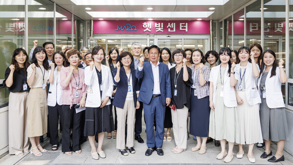 지난해 박강수 마포구청장이 햇빛센터 개관식에 참석해 기념촬영을 하고 있는 모습 ⓒ마포구