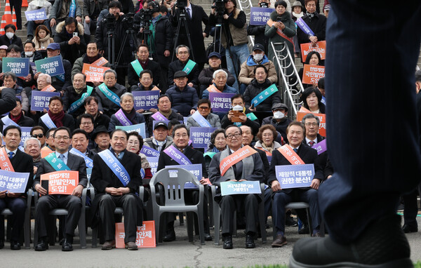 5일 서울역 앞에서 대한민국헌정회 주최로 열린 '헌법개정 범국민결의대회 서명운동 발대식'에서 참석자들이 정대철 헌정회장 발언을 듣고 있다. ⓒ연합뉴스
