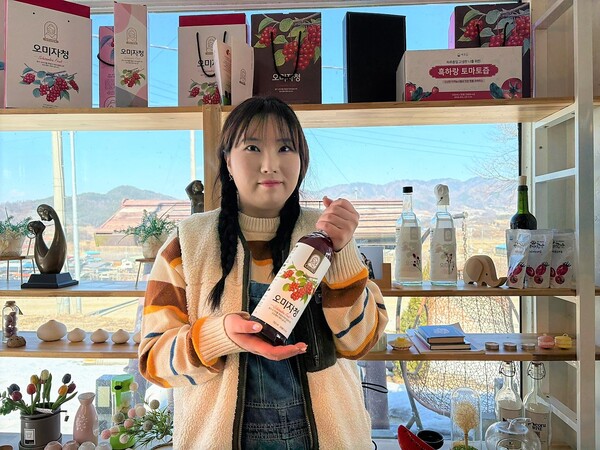 안다섬 ‘장안산할매’ 대표가 직접 기른 오미자로 담근 오미자청을 들고 있다. ⓒ신다인 기자