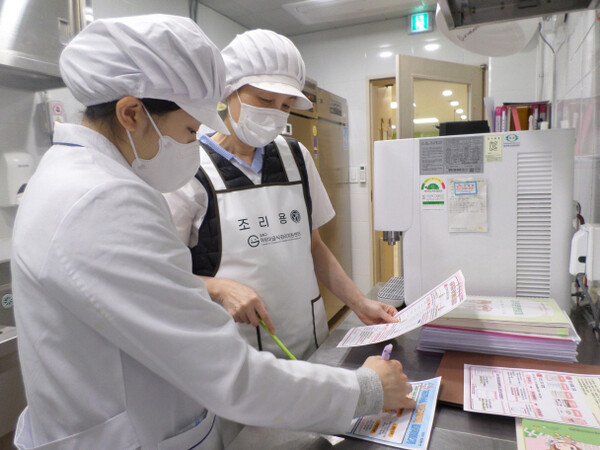 성북구가 봄 개학을 맞아 어린이 식생활 안전 강화를 위해 급식소 관리를 하고 있다. ⓒ성북구