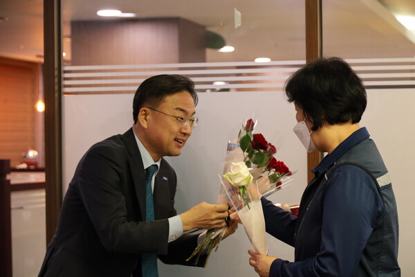 신장식 조국혁신당 의원이 국회 내 여성 청소노동자에게 장미꽃을 전달하고 있다. ⓒ조국혁신당