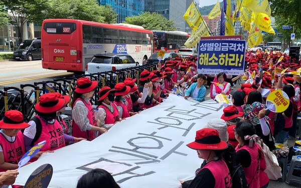 지난해 6월 25일 오후 서울고용노동청 앞에서 여성노동자들이 ‘성별임금격차, 최저임금 9860원, 산입범위확대’가 적힌 50미터의 천을 찢는 퍼포먼스를 하고 있다. ⓒ신다인 기자