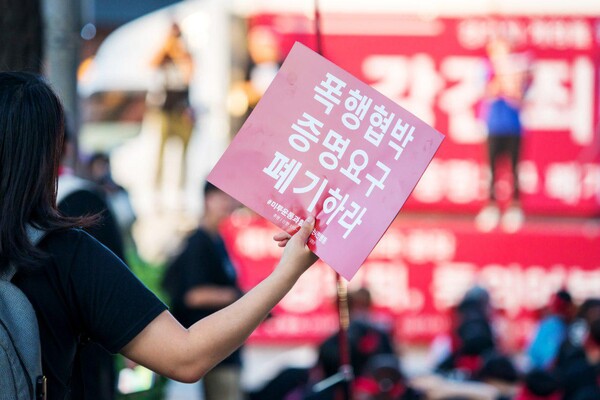 2019년 9월 28일 서울 종로구 서울역사박물관 앞에서 열린 10차 페미시국광장 ‘강간죄 개정을 위한 총궐기: 이제는 강간죄다. 폭행협박 증명요구 폐기하라!’ 현장. ⓒ혜영 촬영/한국성폭력상담소 제공