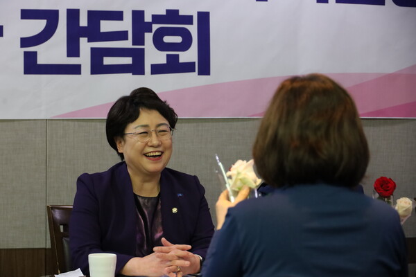 조국혁신당이 세계 여성의 날(3월 8일)을 맞아 6일 국회의원회관에서 국회 내 여성 청소노동자와 오찬 간담회를 진행했다고 밝혔다.  ⓒ조국혁신당