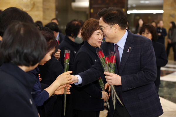 우원식 국회의장이 3·8 세계 여성의 날을 맞아 7일 국회사무처 여성노동자들에게 장미를 전달했다. ⓒ국회의장실 