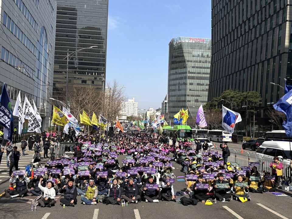 8일 서울고용노동청 앞에서 열린 여성노동자대회에서 참여자들이 구호를 외치고 있다. ⓒ김세원 기자