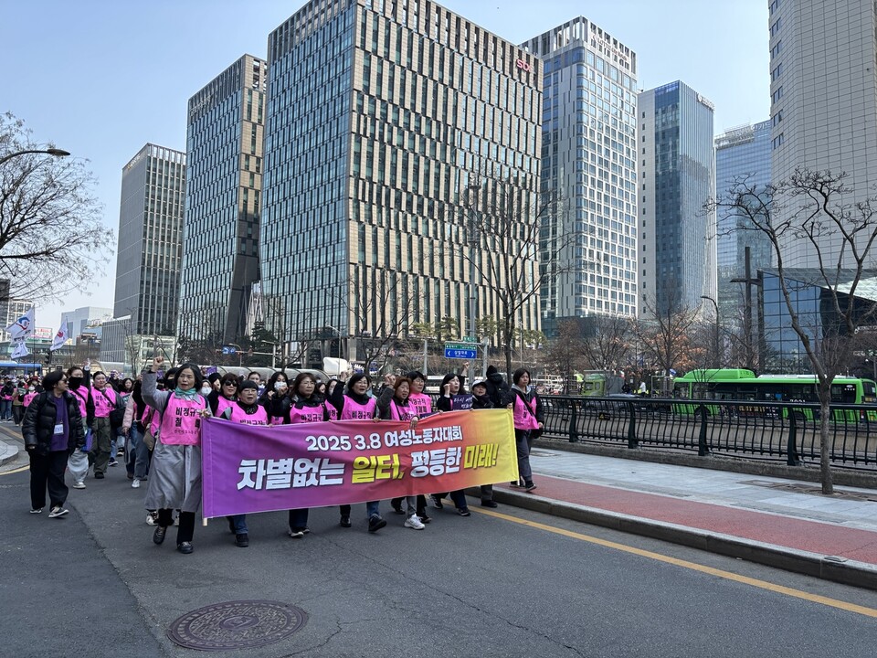 전국여성노동조합 구성원들이 8일 서울고용노동청 앞에서 열린 여성노동자대회가 끝난 뒤 행진하고 있다. ⓒ김세원 기자