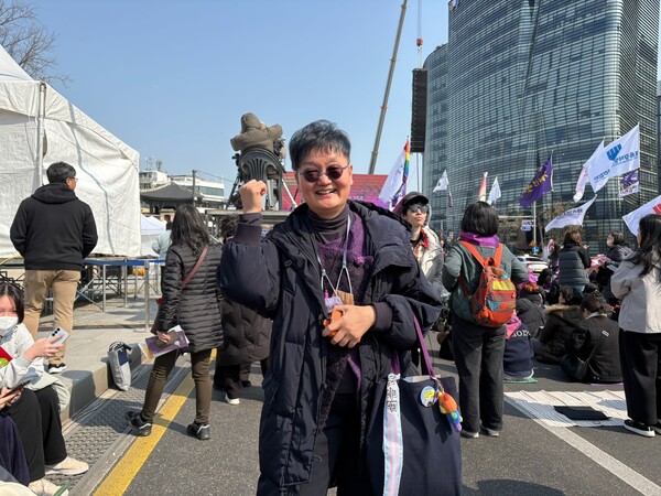 8일 제40회 한국여성대회에 참여한 이권명희(60)씨가 포즈를 취하고 있다.ⓒ신다인 기자