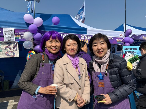 8일 제40회 한국여성대회 조국혁신당 여성위원회 부스 앞에서 강경숙 조국혁신당 여성위원회 위원장(왼쪽)과 조국혁신당 관계자들이 포즈를 취하고 있다. ⓒ신다인 기자