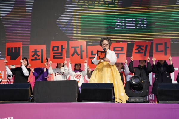올해의 여성운동상에 선정된 최말자(79)씨가 8일 서울 종로구 광화문 동십자각에서 열린 제40회 한국여성대회에서 수상소감을 발표하고 있다. ⓒ한국여성의전화