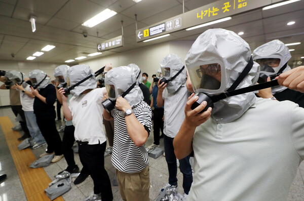 민방위 대원들이 방독면 착용을 연습하고 있다. ⓒ연합뉴스