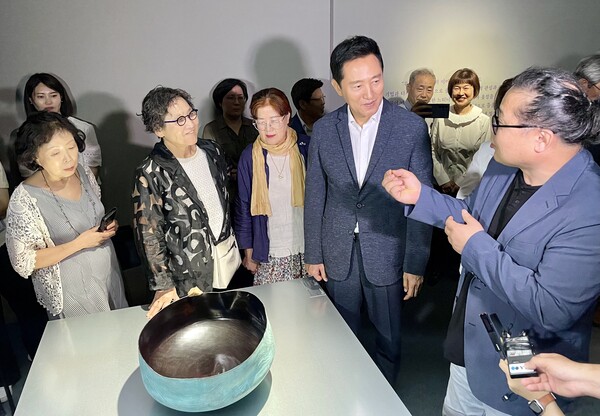 ‘제1회 서울시 유리지공예상 시상식’이 26일 오후 서울 종로구 서울공예박물관에서 열렸다. 수상자인 강석근 작가(오른쪽) 오세훈 서울시장, 유자야 유리지공예관장·유영국미술문화재단 이사 등 참석자들에게 작품을 설명하고 있다. ⓒ이세아 기자